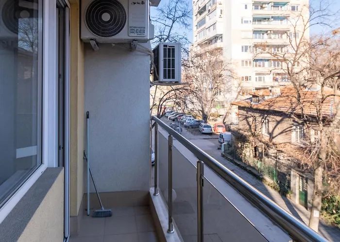 Comfortable 2br Urban Getaway In Center By Flat Mаnager Apartman