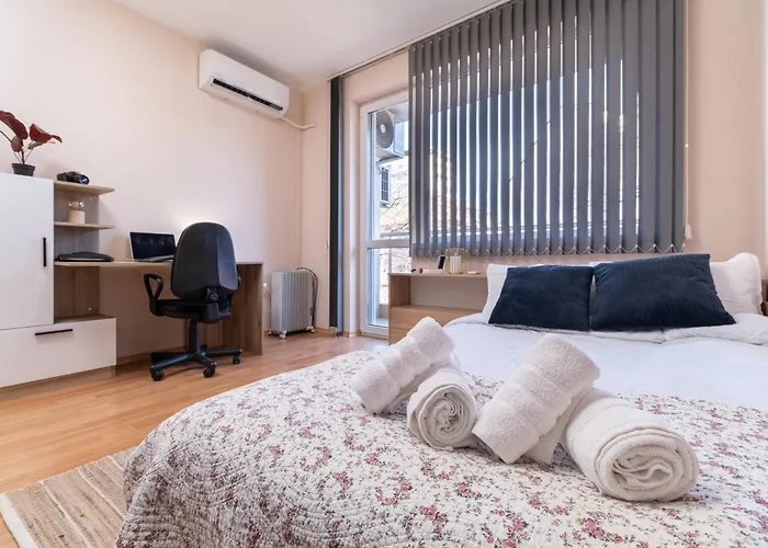 Comfortable 2br Urban Getaway In Center By Flat Mаnager