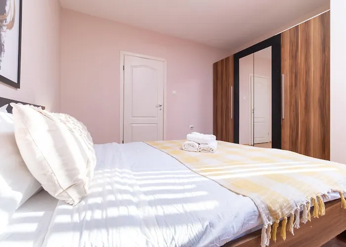 Comfortable 2br Urban Getaway In Center By Flat Mаnager Apartman