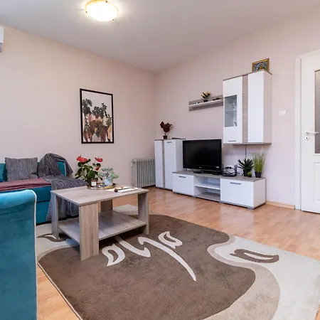 Comfortable 2br Urban Getaway In Center Apartment