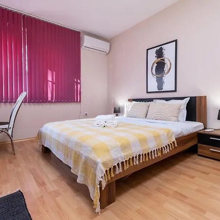 Apartment Comfortable 2br Urban Getaway In Center By Flat Mаnager *