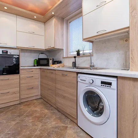 Comfortable 2br Urban Getaway In Center דירה *
