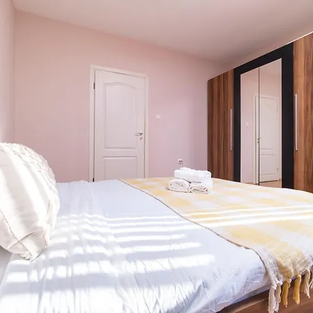 Comfortable 2br Urban Getaway In Center Apartment