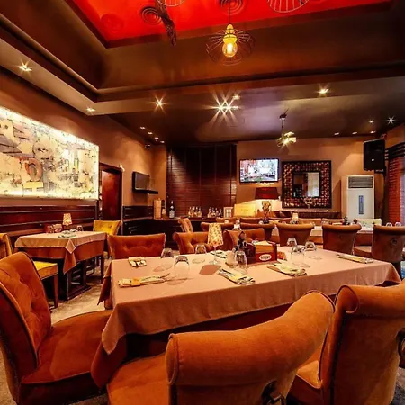 Comfortable 2br Urban Getaway In Center By Flat Mаnager Apartment